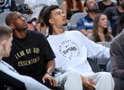 华体会平台-平易近人！美媒TMZSports晒文班亚马东京夜游照片