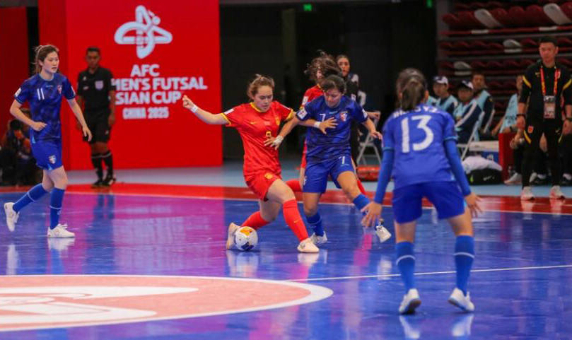国际女子足球比赛中，中国队实现完美胜利