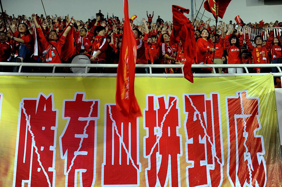 包含强强对决激烈进行，运动员们为胜利奋勇拼搏的词条