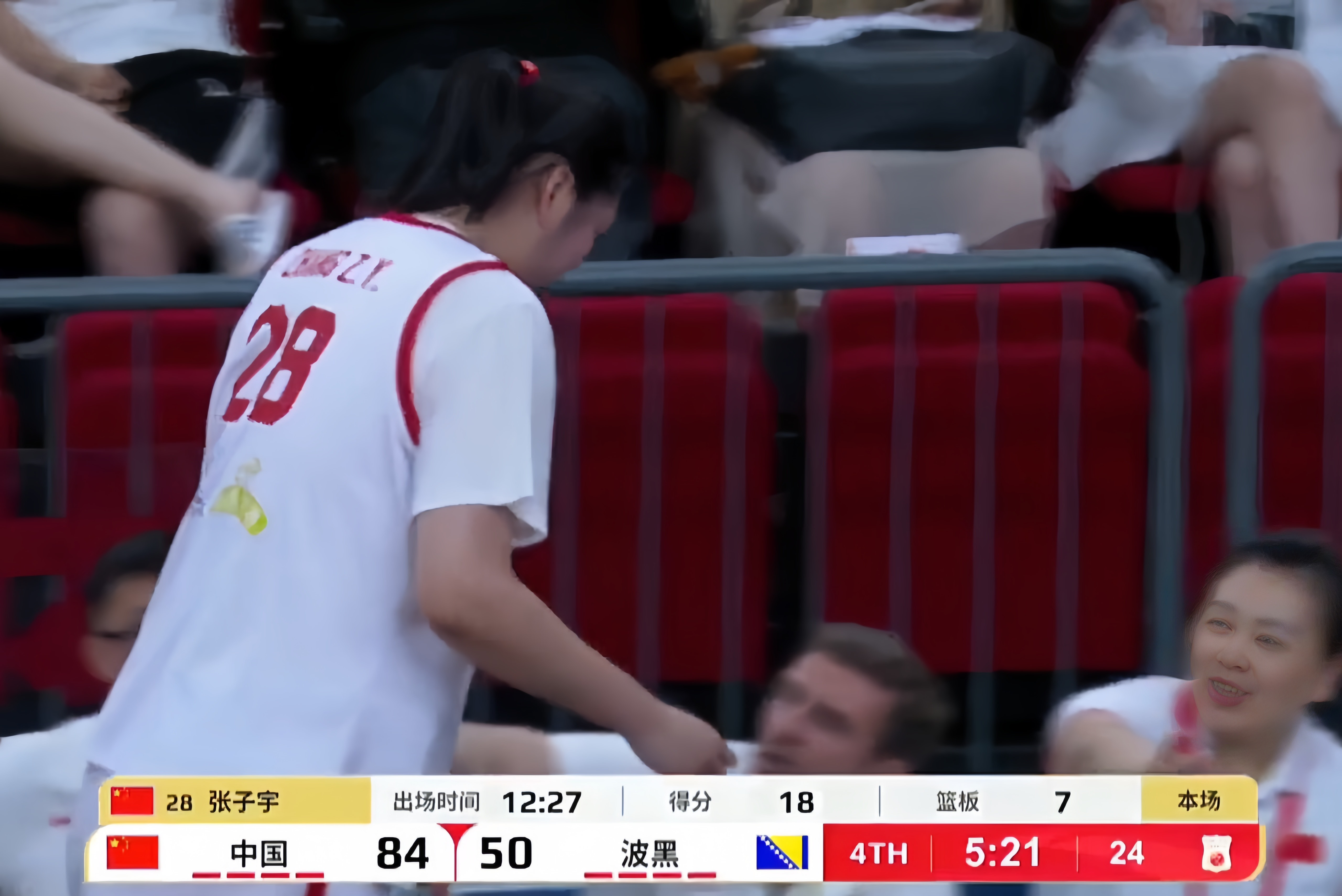 中国女篮狂胜韩国获季军张子宇内线进攻